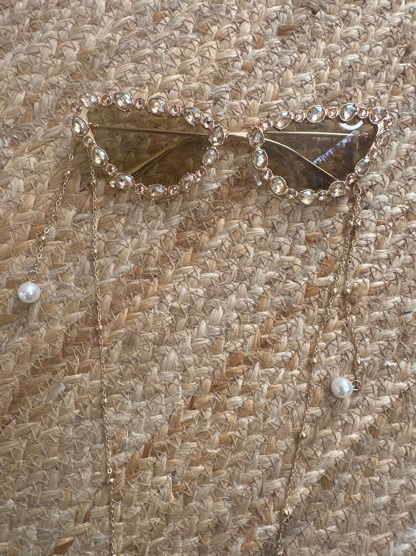 Jewel sunglasses with gold chain & pearl droplet 🕶️